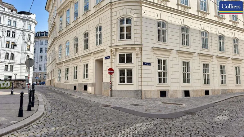 Elegantes Eckgebäude in klassischer Architektur an einer gepflasterten Straße in der Stadt.