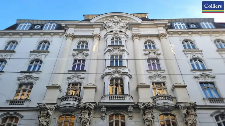 Prächtige Fassade eines historischen Gebäudes mit reich verzierten Fenstern und Balkonen.
