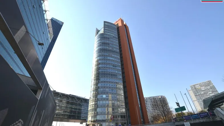 Moderne Hochhäuser mit Glasfassaden und klarem Himmel in einer städtischen Umgebung, die eine beeindruckende Architektur zeigen.