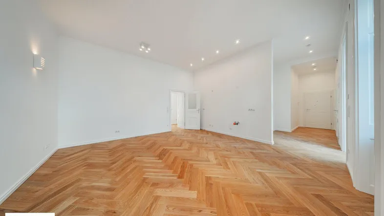 Geräumiges, helles Zimmer mit Fischgrätparkett und hohen Decken, bereit zur individuellen Gestaltung.