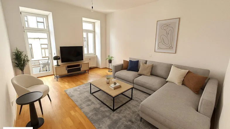 Helles Wohnzimmer mit modernem Sofa, Holzboden und Zugang zu einem kleinen Balkon.