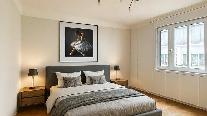 Helles Schlafzimmer mit Doppelbett, Parkettboden und großem Fenster für viel Tageslicht.