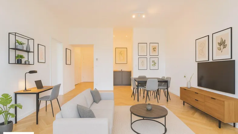 Helles, offenes Wohn-Esszimmer mit modernem Mobiliar, Parkettboden und integriertem Arbeitsbereich.