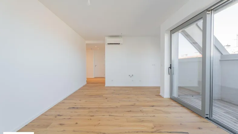 Helles Zimmer mit Holzboden, Klimaanlage und Zugang zu einer Terrasse, ideal für Wohnzwecke.