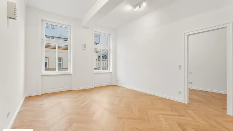 Helles Zimmer mit Fischgrätparkett und hohen Fenstern, frisch renoviert und bezugsfertig.