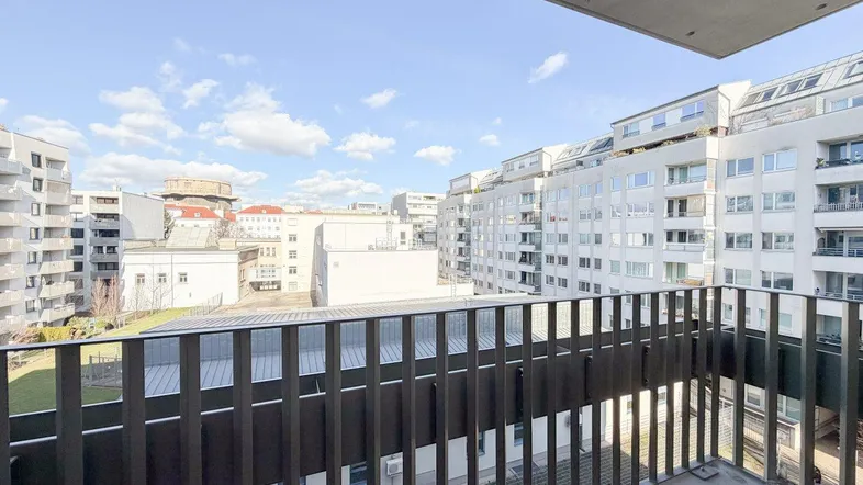 Blick vom Balkon auf die umliegenden Wohngebäude und die Stadtlandschaft.