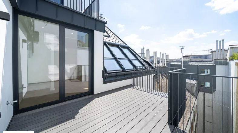 Geräumige Dachterrasse mit Holzboden und Blick auf die Stadt, ideal für Entspannung im Freien.