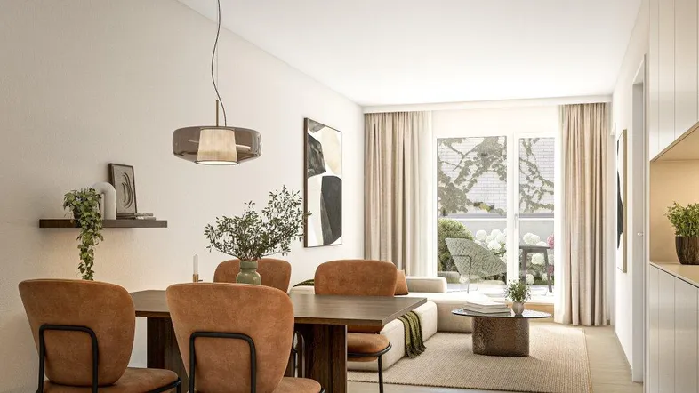 Helles Wohn- und Esszimmer mit modernem Design, Holzboden und Zugang zu einem Balkon.