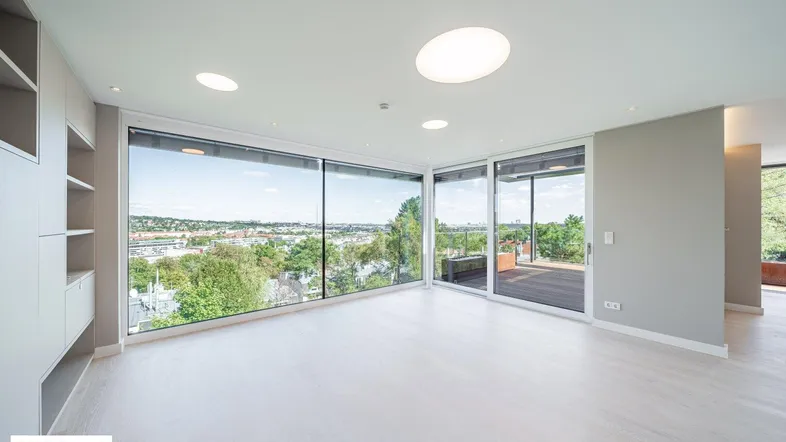 Helles Wohnzimmer mit großen Panoramafenstern, Einbauregalen und weitem Stadtblick.