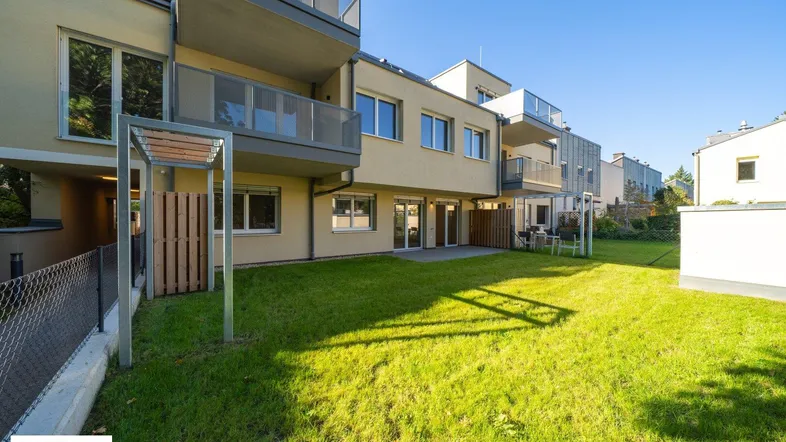Moderne Wohnanlage mit privaten Terrassen, Gemeinschaftsgarten und Balkonen in sonniger Lage.
