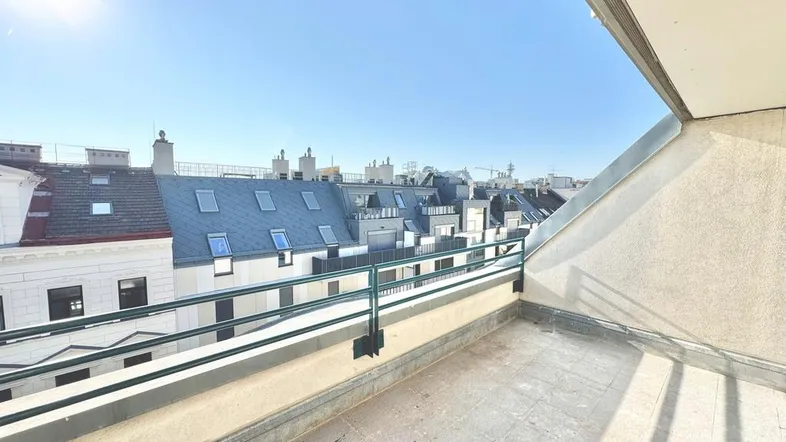 Sonnige Dachterrasse mit weitem Blick über die Stadt und die umliegenden Dächer, ideal zum Entspannen.