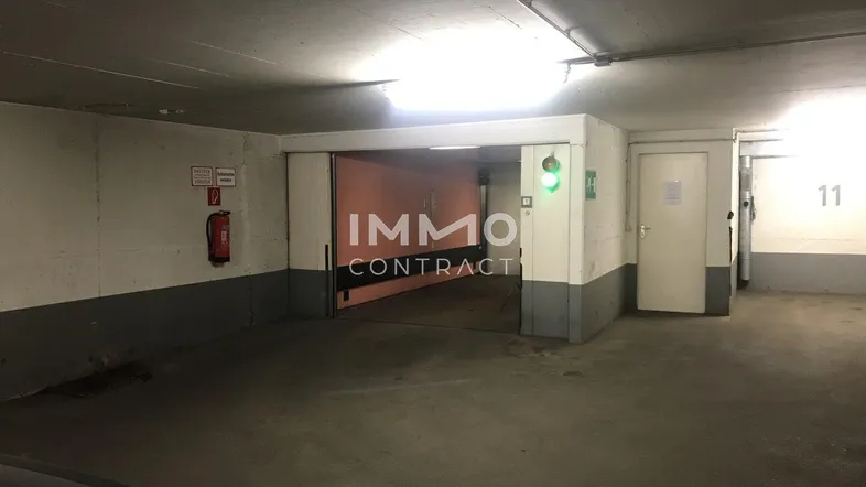 Tiefgarage mit Zufahrt und Stellplätzen, gut beleuchtet und sicher für Fahrzeuge.