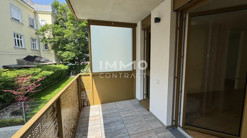 Sonniger Balkon mit Fliesenboden und Blick ins Grüne, ideal für entspannte Stunden im Freien.