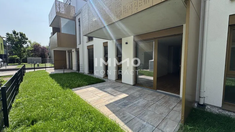 Moderne Erdgeschosswohnung mit privater Terrasse und Gartenbereich, ideal für Entspannung im Freien.
