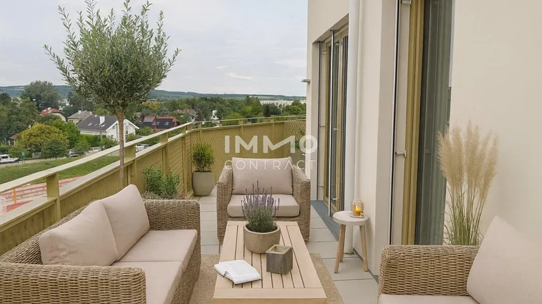 Geräumige Terrasse mit bequemen Loungemöbeln, Pflanzen und weitem Blick in die Landschaft.