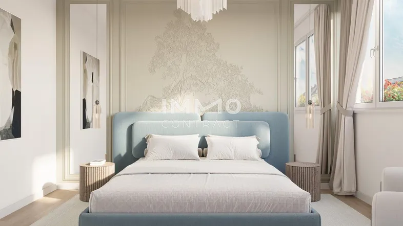 Elegantes Schlafzimmer mit modernem Bett, stilvoller Wandgestaltung und großen Fenstern.