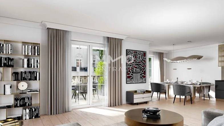 Heller, offener Wohn- und Essbereich mit modernem Design, Parkettboden und Zugang zum Balkon.