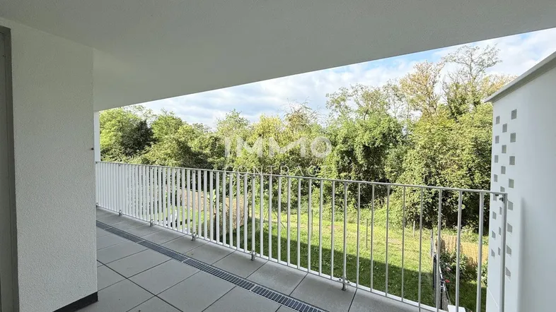 Geräumige Terrasse mit Fliesenboden und Blick ins Grüne, ideal zum Entspannen im Freien.