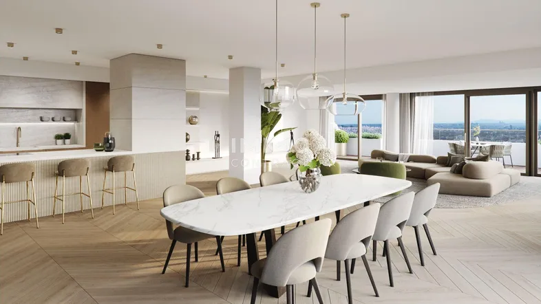 Moderner offener Wohn-Essbereich mit integrierter Küche, Holzboden und Zugang zur Terrasse mit Weitblick.