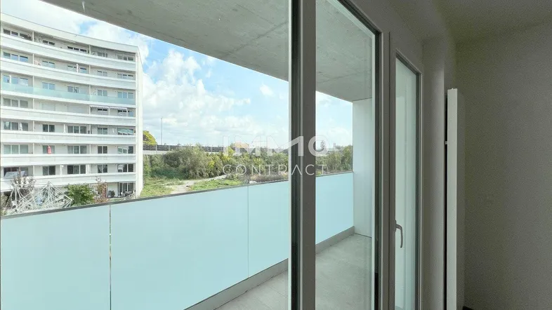 Geräumiger Balkon mit moderner Verglasung und weitem Blick auf die Umgebung und andere Gebäude.