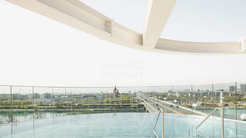 Dachpool mit Infinity-Effekt und Panoramablick über die Stadt und den Fluss.