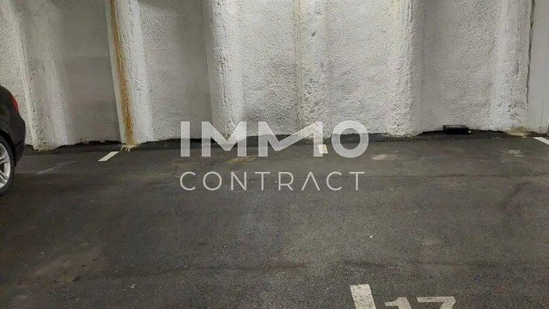 Tiefgaragenstellplatz Nummer 17 mit rauen weißen Wänden und dunklem Boden.