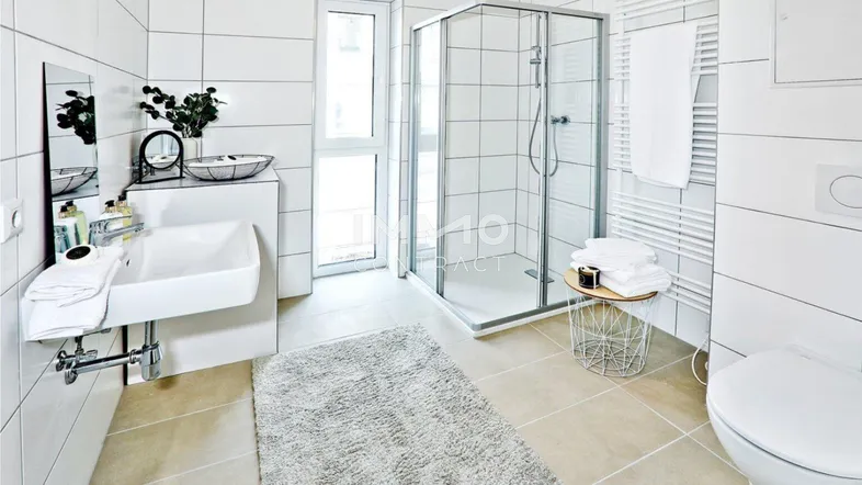 Helles, modernes Badezimmer mit Duschkabine, Fenster und beheiztem Handtuchhalter.