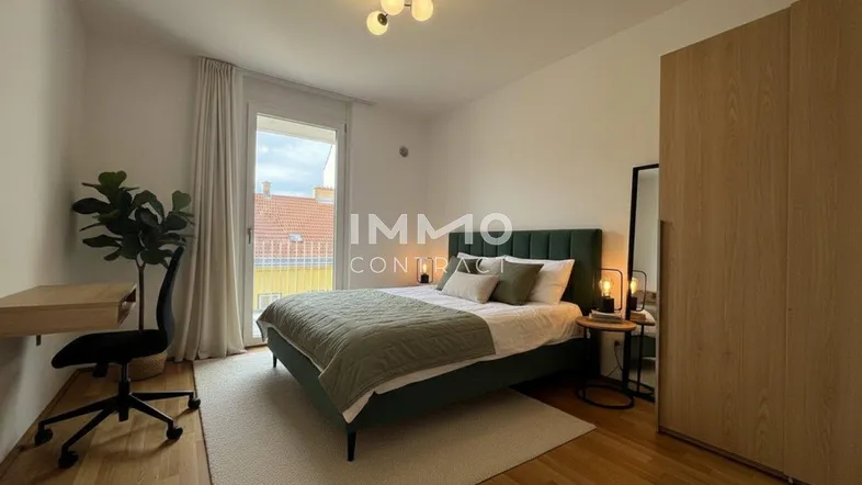 Helles Schlafzimmer mit Holzboden, großem Bett und Zugang zum Balkon.