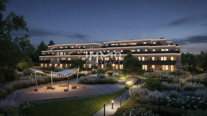 Moderne Wohnanlage bei Nacht mit beleuchteten Wegen und gepflegter Gartenlandschaft.