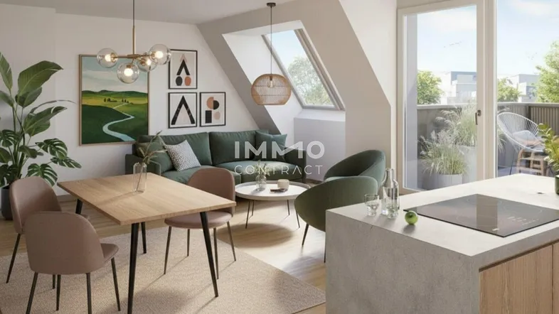 Helles, offenes Wohn-Esszimmer mit Dachschrägen, Parkettboden und Zugang zu einem Balkon.