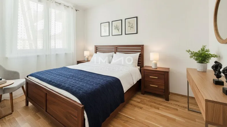 Helles Schlafzimmer mit Holzbett, Parkettboden und großen Fenstern, die viel Tageslicht hereinlassen.