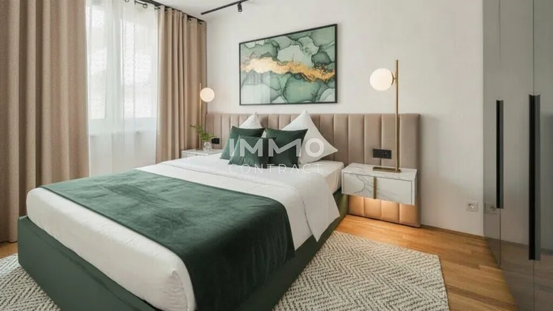 Modernes Schlafzimmer mit beigem Kopfteil, grünen Akzenten und Parkettboden.
