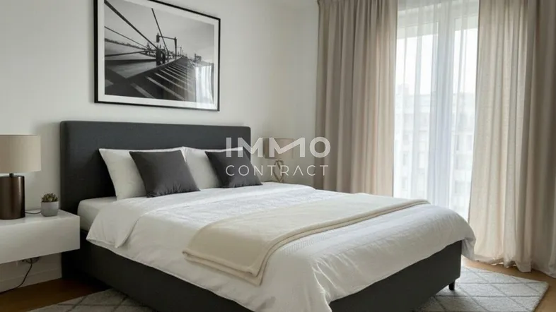 Modernes Schlafzimmer mit großem Bett, hellem Parkettboden und bodentiefen Fenstern für viel Tageslicht.