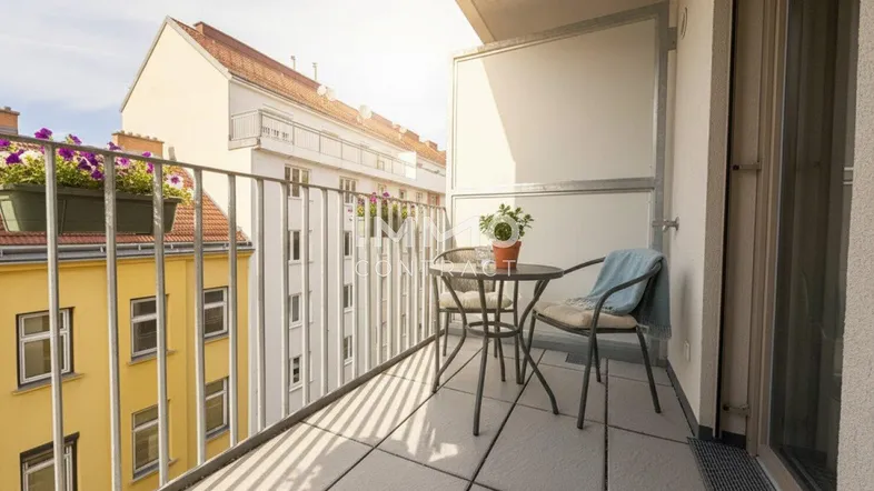 Heller Balkon mit Fliesenboden und Sitzgelegenheiten, ideal für entspannte Stunden im Freien.