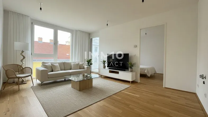 Helles Wohnzimmer mit Parkettboden, großen Fenstern und moderner Einrichtung.