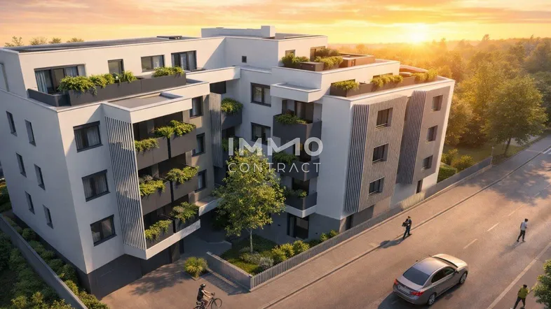 Moderne Wohnanlage mit Balkonen und Dachterrassen bei Sonnenuntergang und grüner Umgebung.