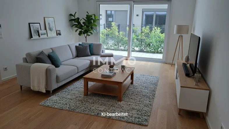 Helles Wohnzimmer mit modernem Sofa, Holzboden und direktem Zugang zur Terrasse.