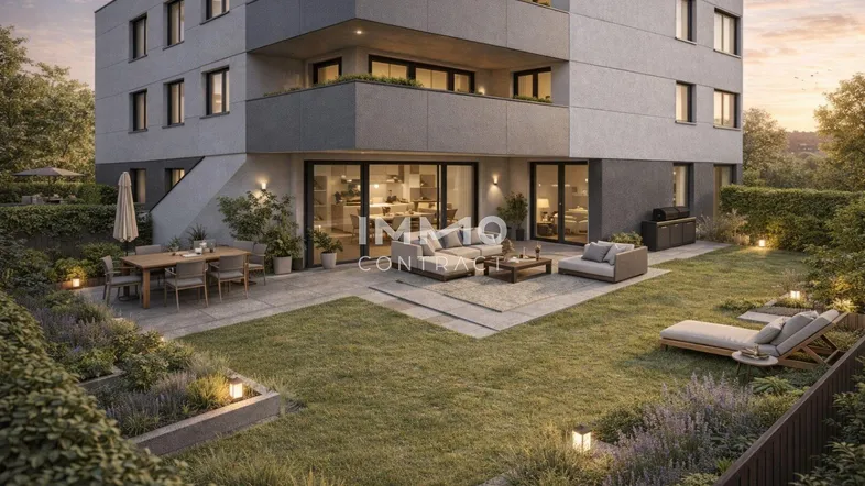 Moderne Wohnanlage mit großzügigem Gartenbereich, Terrasse und Außenbeleuchtung.