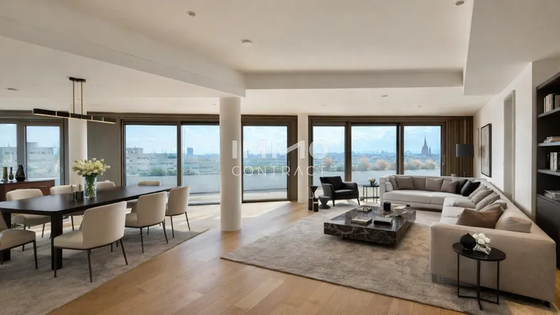 Helles, offenes Wohn-Esszimmer mit Holzboden, großen Fenstern und Stadtblick.