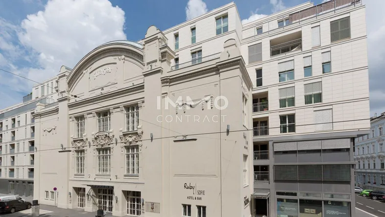 Ansicht des Gebäudes mit einer Mischung aus historischer und moderner Architektur an der Straße.