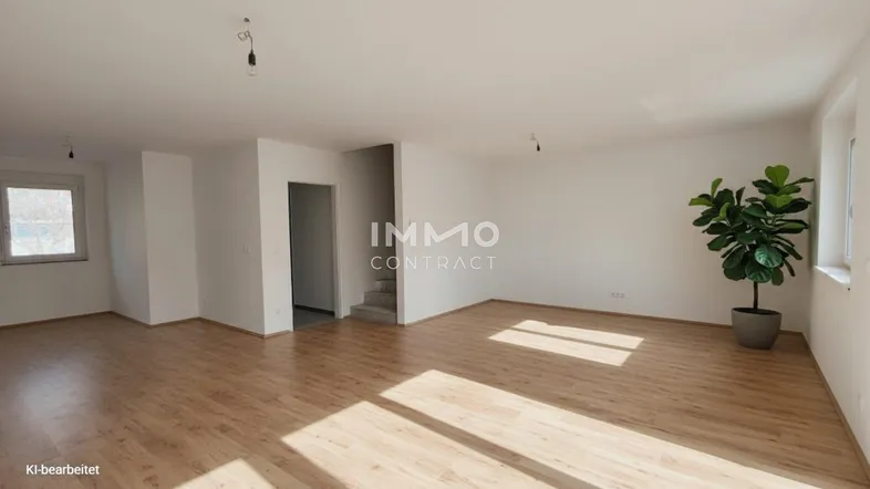 Helles, geräumiges Wohnzimmer mit hellem Holzboden und Zugang zu einer Treppe.