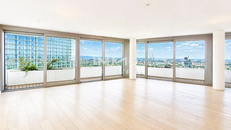 Helles Wohnzimmer mit großen Panoramafenstern, Holzboden und weitem Stadtblick, ideal für modernes Wohnen.