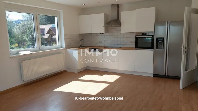 Moderne Küche mit weißen Schränken, Holzarbeitsplatte und Blick ins Grüne.