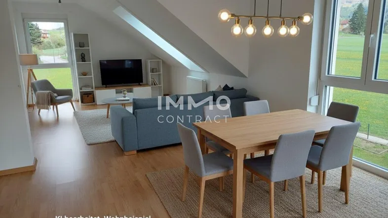 Helles, modern eingerichtetes Wohn-Esszimmer mit Dachschrägen, großen Fenstern und Blick ins Grüne.