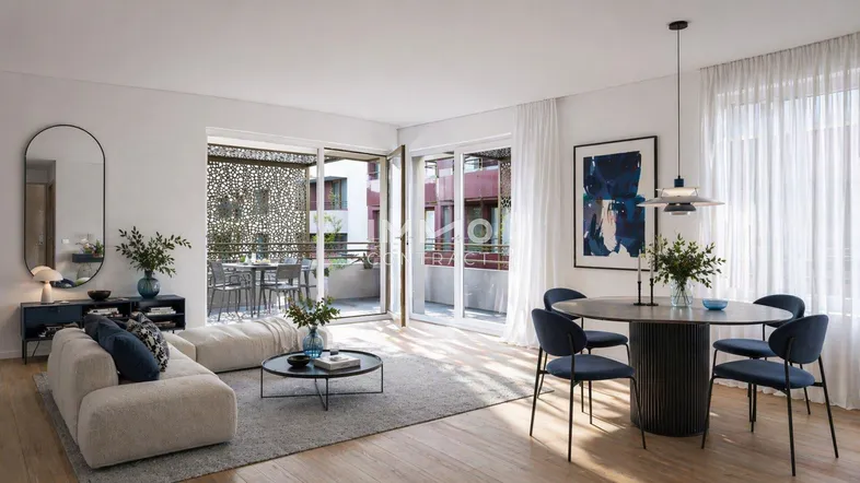 Helles Wohn- und Esszimmer mit modernem Interieur, Parkettboden und Zugang zu einem möblierten Balkon.