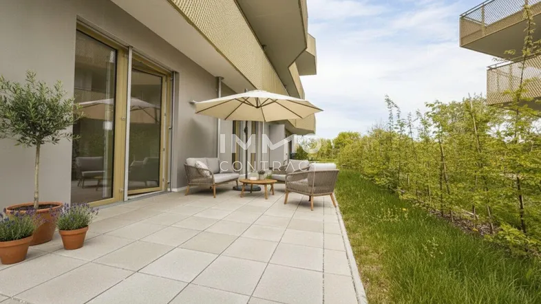 Großzügige Terrasse mit modernen Gartenmöbeln und Sonnenschirm, umgeben von grüner Bepflanzung.