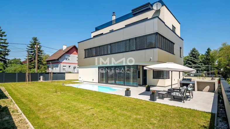 Moderne Villa mit großem Garten, Swimmingpool und Terrasse für entspannte Stunden im Freien.
