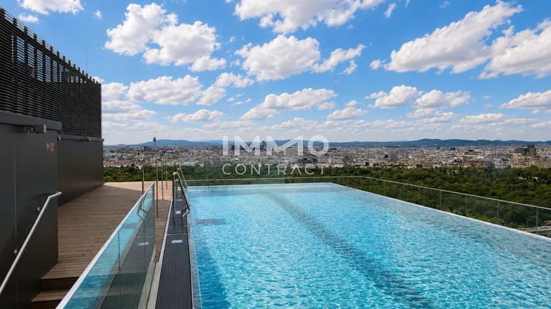 Exklusiver Infinity-Pool auf dem Dach mit atemberaubendem Stadtblick und weitem Horizont.