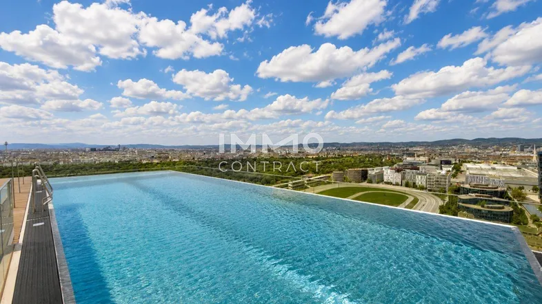 Infinity-Pool auf dem Dach mit atemberaubendem Stadtblick und weitem Horizont.