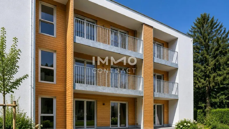 Moderne Wohnanlage mit Balkonen, Holzfassade und gepflegter Grünfläche im Vordergrund.